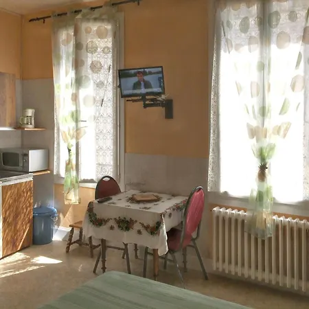 Accueillant A Les Bains 20 M² Proche Thermes